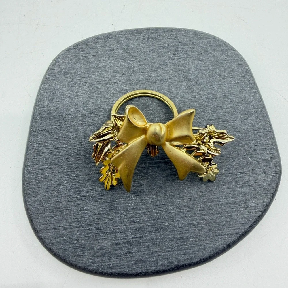 Brooch Vintage Gold Tone Bow Napkin Ring Holly Leaf Christmas Holiday Statement